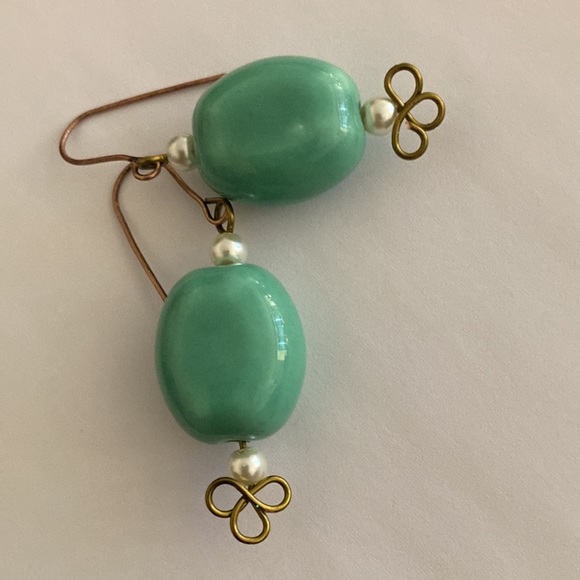 Earrings: Ceramic & faux pearl with antique brass - Picture 8 of 16